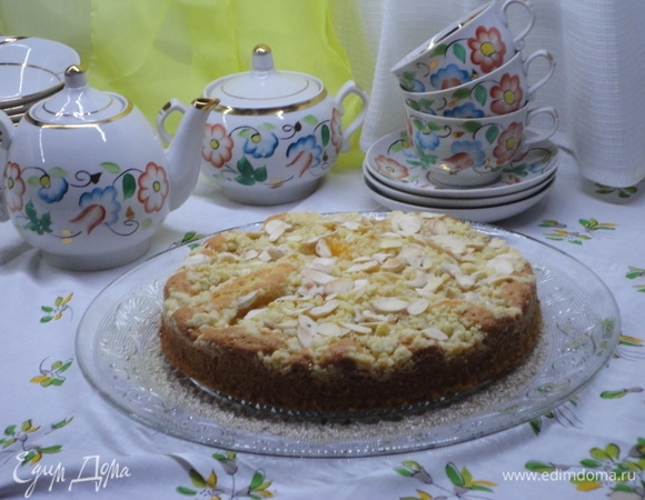 Выпекать в разогретой духовке 25–30 минут. Остудить. Можно подавать пирог в таком виде.