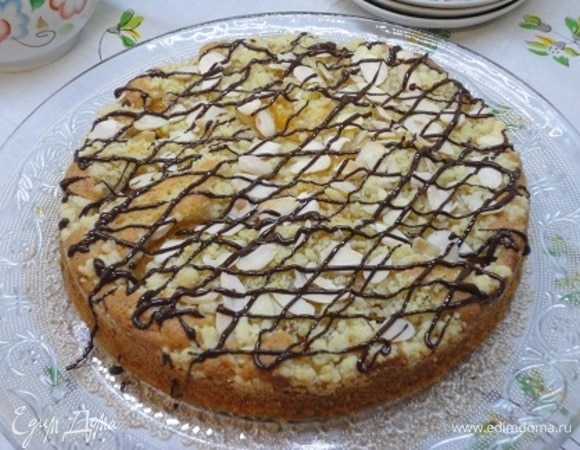 А можно залить сеткой из шоколада. Для этого шоколад растопить удобным для вас способом. Наполнить им уголок пластикового пакета, свернуть его плотно, сделать зубочисткой прокол и нанести произвольно на пирог.