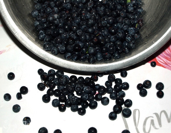 Духовку разогреть до 180°С. Чернику промыть, дать стечь воде.