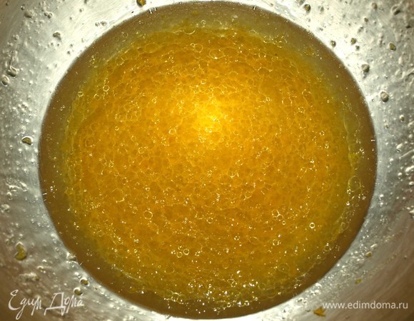 В миске смешать растительное масло, апельсиновый сок, цедру апельсина, виски (яблочный уксус или лимонный сок).