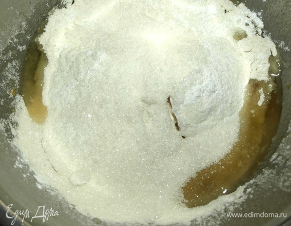 Муку просеять. Добавить сахар, разрыхлитель, соль. Соединить две смеси и хорошо перемешать.