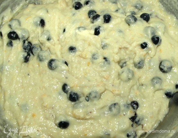 Добавить 200 г черники. Аккуратно перемешать.