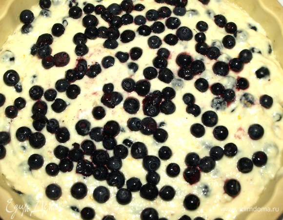 Перекладываем тесто в форму и выкладываем сверху оставшиеся 50 г черники.
