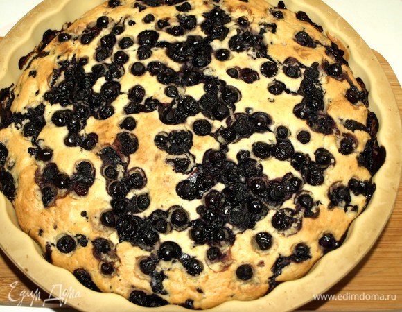 Отправляем пирог в заранее разогретую до 180°С духовку. Выпекаем до сухой спицы (примерно 50–60 минут), зависит от вашей духовки. Готовность пирога проверить бамбуковой палочкой: в центре пирог проколоть бамбуковой полочкой, если палочка осталась сухой, то пирог готов.