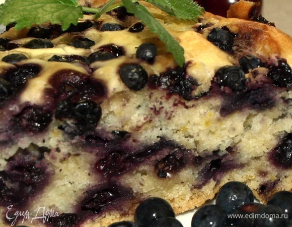 Готовый пирог достаем, даем полностью остыть. Перекладываем из формы на блюдо.