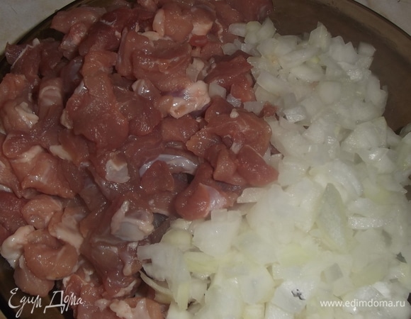 Свинину и лук измельчить ножом. Посолить, поперчить, перемешать.