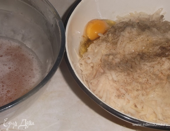 Картофель вымыть, очистить, натереть на крупной терке. Отжать от лишней жидкости. Добавить соль, перец, яйца. Хорошо перемешать.