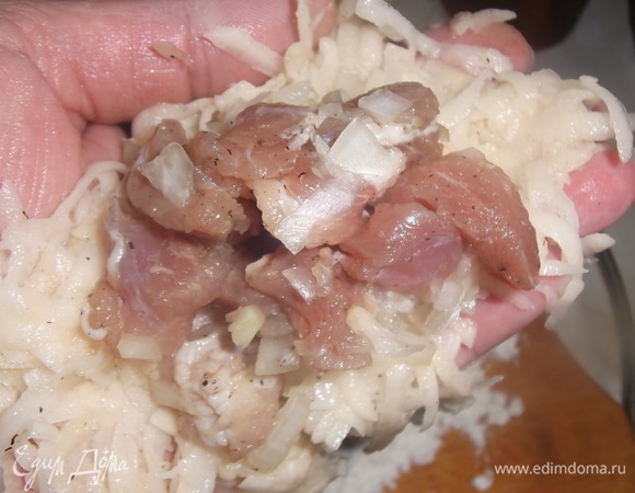 На ладонь выложить немного картофеля. Посередине — ложку мяса. Слепить котлету так, чтобы мясо было покрыто картофелем.