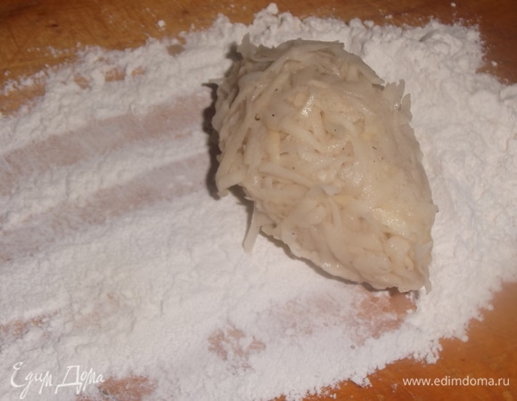 Обвалять в муке.