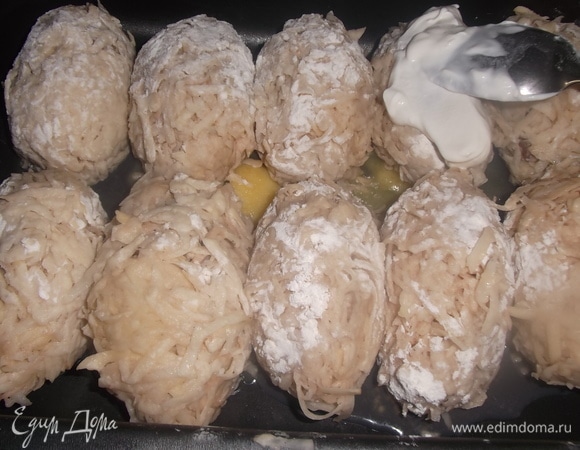 Выложить в форму со сливочным маслом.