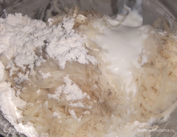 Картофель вымыть, почистить, натереть на крупной терке. Отжать. Добавить соль, перец, кефир и муку.