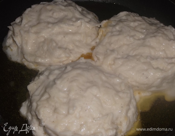 Выложить в сковороду с разогретым сливочным маслом.