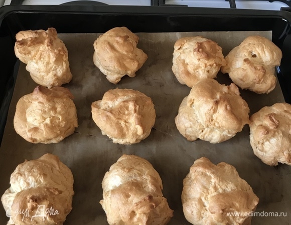 Выпекать первые 15–20 мин при температуре 220°C, затем уменьшить до 160°C и выпекать до готовности еще где-то мин 35–45. Ориентируйтесь по своей духовке! Готовые пирожные оставить остывать в духовке.