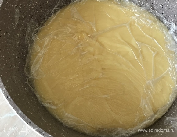 Готовый крем накрыть пленкой в контакт и остудить.