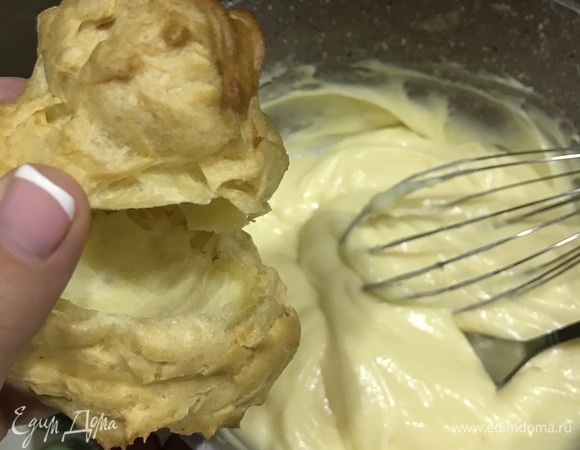 Сборка: остывший крем хорошо взбить венчиком. Пирожные заполнить кремом и посыпать сахарной пудрой.