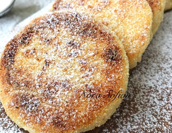 Готовые сырники посыпать сахарной пудрой.