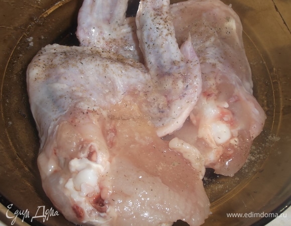 Крылья посолить, поперчить.