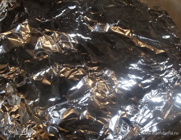 Закрыть фольгой, чтобы при запекании сок с овощей не вытекал в посуду. Поставить в разогретую духовку. Запекать при 200°C в течение 1 часа. Вынуть из духовки и, не снимая фольги, дать постоять 20 минут.