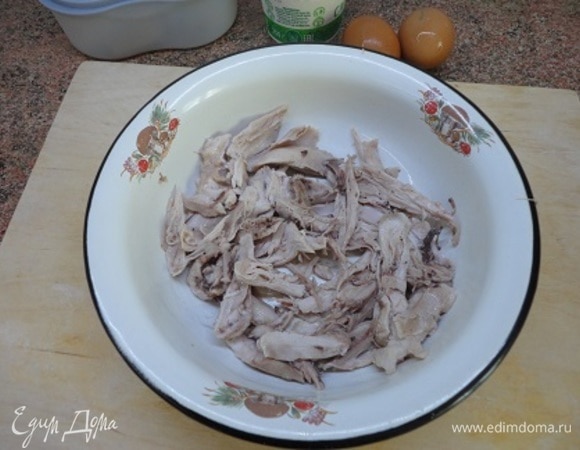 Отварить нужное количество куриного мяса (я предпочитаю бедра и голени) в небольшом количестве бульона со специями или запечь в духовке и разобрать на кусочки.