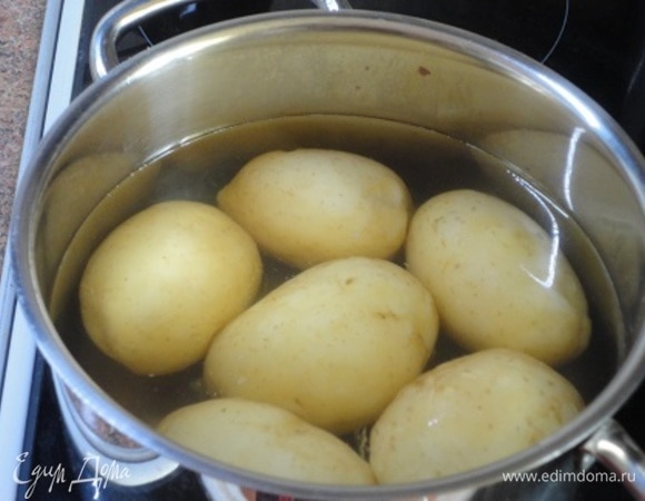 Сварить картофель практически до готовности, но не разваривая, если вы собираетесь его нарезать, а не разминать в пюре.