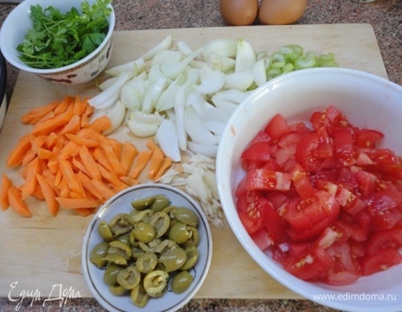 Морковь, сельдерей и лук нарезать кусочками, оливки разрезать на половинки, помидоры очистить от кожицы и нарезать кубиками (зимой можно заменить на помидоры в собственном соку), чеснок и петрушку порубить.