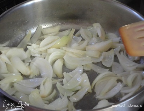Сливочное масло разогреть в сотейнике и поджарить в нем лук до прозрачного состояния.