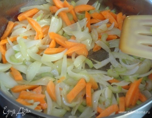 Добавить морковь с сельдереем и тушить до мягкого состояния. Влить вино, потушить 1 минуту.