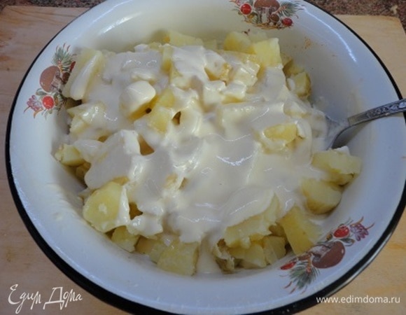 Картофель англичане обычно разминают практически в пюре. Я решила нарезать кубиками и только потом соединила со сметаной, желтками и растопленным сливочным маслом.