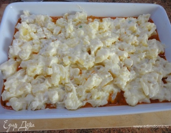 Получившуюся массу выложить поверх курицы с овощами и посыпать тертым твердым сыром.