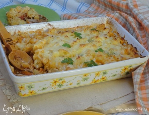 Запекать 25–30 минут в духовке при температуре 180–200°C. Здесь все продукты практически готовы, поэтому достаточно, чтобы начинка прогрелась до закипания, а картофель стал золотисто-коричневым.