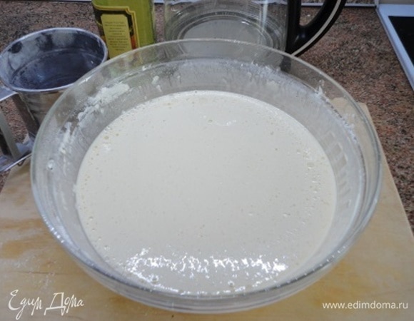 Начинаем аккуратно порциями вливать горячую воду, одновременно тщательно перемешивая. Добавьте в тесто масло, перемешайте и оставьте немного постоять (10–15 минут).