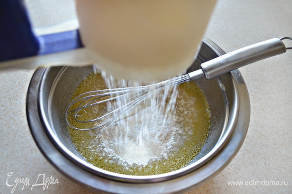 Для теста в миску влить теплую воду, добавить мед, соль, оливковое масло и сухие дрожжи, хорошо размешать и дать постоять 10 мин. Затем необходимо добавить муку и замесить тесто.