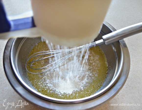 Для теста в миску влить теплую воду, добавить мед, соль, оливковое масло и сухие дрожжи, хорошо размешать и дать постоять 10 мин. Затем необходимо добавить муку и замесить тесто.