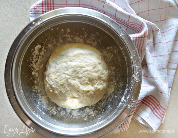 Накрыть миску чистым полотенцем и оставить подниматься на 1–1,30 часа в теплое место. За это время тесто должно увеличиться практически вдвое.