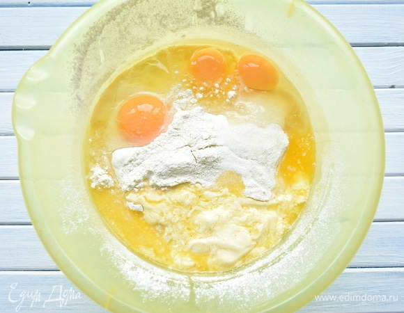 Для теста в миску всыпать оставшуюся муку, яйца, растопленное и остывшее сливочное масло, яйца, соль, сахар, растительное масло. Добавить подошедшую опару и замесить гладкое тесто.