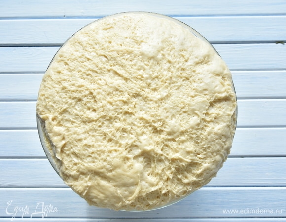 Оставить тесто в теплом месте для подъема. В течение часа тесто дважды обмять с интервалом в 30 минут. Через 1,5 часа тесто готово к формованию выпечки.