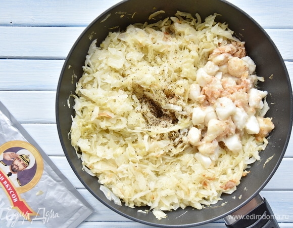 В сковороде на растительном масле потомить нашинкованную капусту с луком. Добавить рыбу, соль и молотый перец, зелень по вкусу. Перемешать.