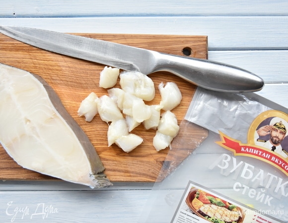 Рыбу освободить от костей и кожи, нарезать кубиком.