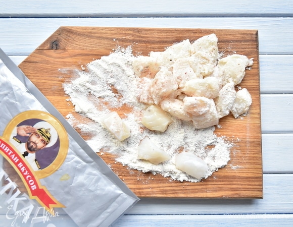 Смешать муку, специи, соль и слегка обвалять в них подготовленную рыбу. Обжарить кусочки на сковороде в небольшом количестве растительного масла.