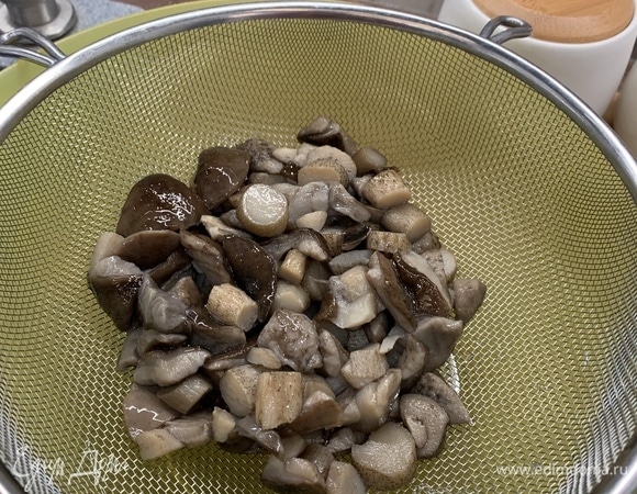Предварительно разморозить грибочки (у меня подберезовики, которые собственноручно собраны и отварены с солью 30 минут). Слить лишнюю воду и слизь.