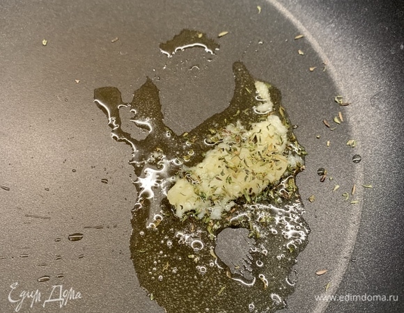 И пока картошка варится, на сковороде растопить сливочное масло (у меня гхи) и слегка обжарить чеснок и тимьян.