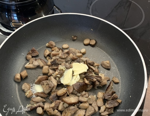 Убавить огонь, добавить сливочного масла, дать постоять несколько минут и снять с огня. Я люблю, когда в грибах много сливочного масла, но, как известно, при жарке на нем выделяются канцерогены. Поэтому я использую такой способ для себя.