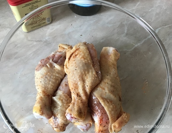 Куриные голени натереть солью, перцем, паприкой, добавить уксус, хорошо перемешать, накрыть и отправить в холодильник на 30 минут.