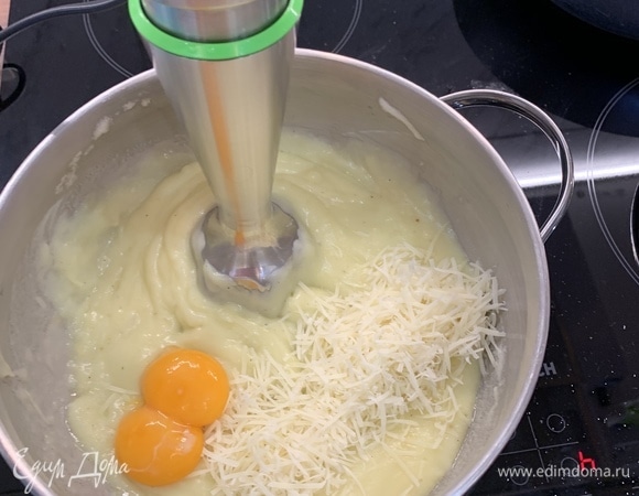 Добавляем желтки, пармезан, перемешиваем.