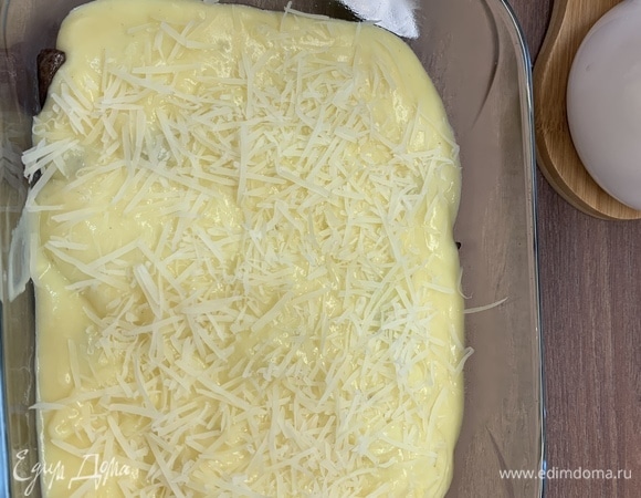 Выкладываем картошечку на грибы, сверху посыпаем пармезаном. В духовку на 15 минут при температуре 180°C. В конце я еще включила гриль, чтобы подпечь сырок, считаю это важным моментом. У кого нет гриля, можно поставить просто повыше к тэну с самого начала.