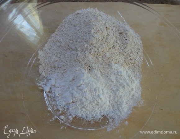Включить духовку для разогрева да 200°C. Муку смешать с солью, содой и овсяными хлопьями, измельченными в кофемолке.