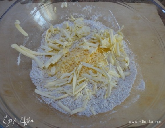 Сыр и сливочное масло натереть на терке и добавить к муке и хлопьям.