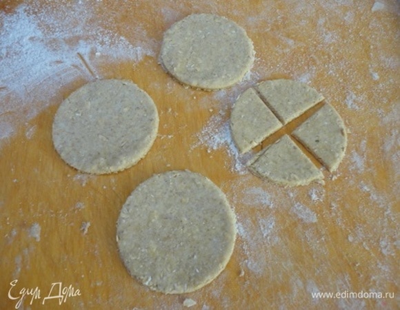 Все перетереть руками до состояния крошки и добавить молоко. Вымесить и отставить тесто на 10 мину под пленкой. Отдохнувшее тесто выложить на посыпанную мукой доску и раскатать пласт толщиной 2–3 мм. Можно при помощи блюдца вырезать кружочки из теста и каждый кружочек разрезать на 4 части. А можно и кружочки поменьше, тогда печенье будет на один укус.