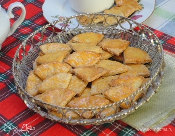 Противень застелить бумагой для выпекания, выложить печенье и смазать желтком. Выпекать печенье 12–15 минут при температуре 200°C.