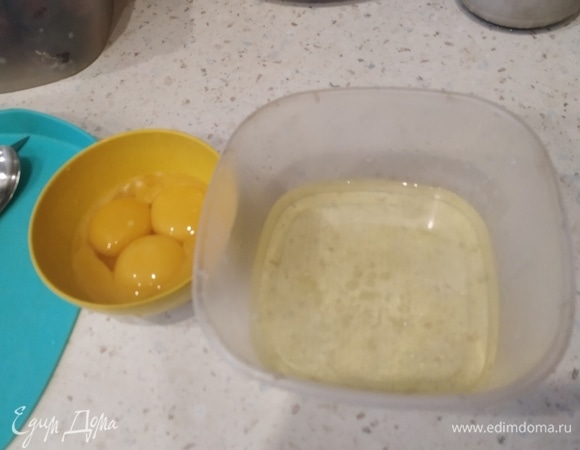 Белки отделяем от желтков, взбиваем белки со щепоткой соли в стойкую пену.